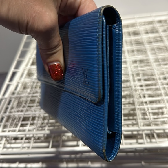Luis Vuitton Cyan Blue Epi tri fold wallet. - Picture 8 of 17